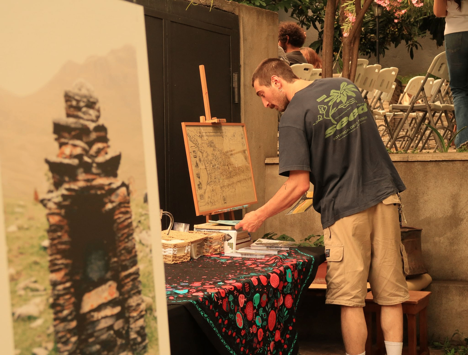 Listeners standing in the side areas of the courtyard