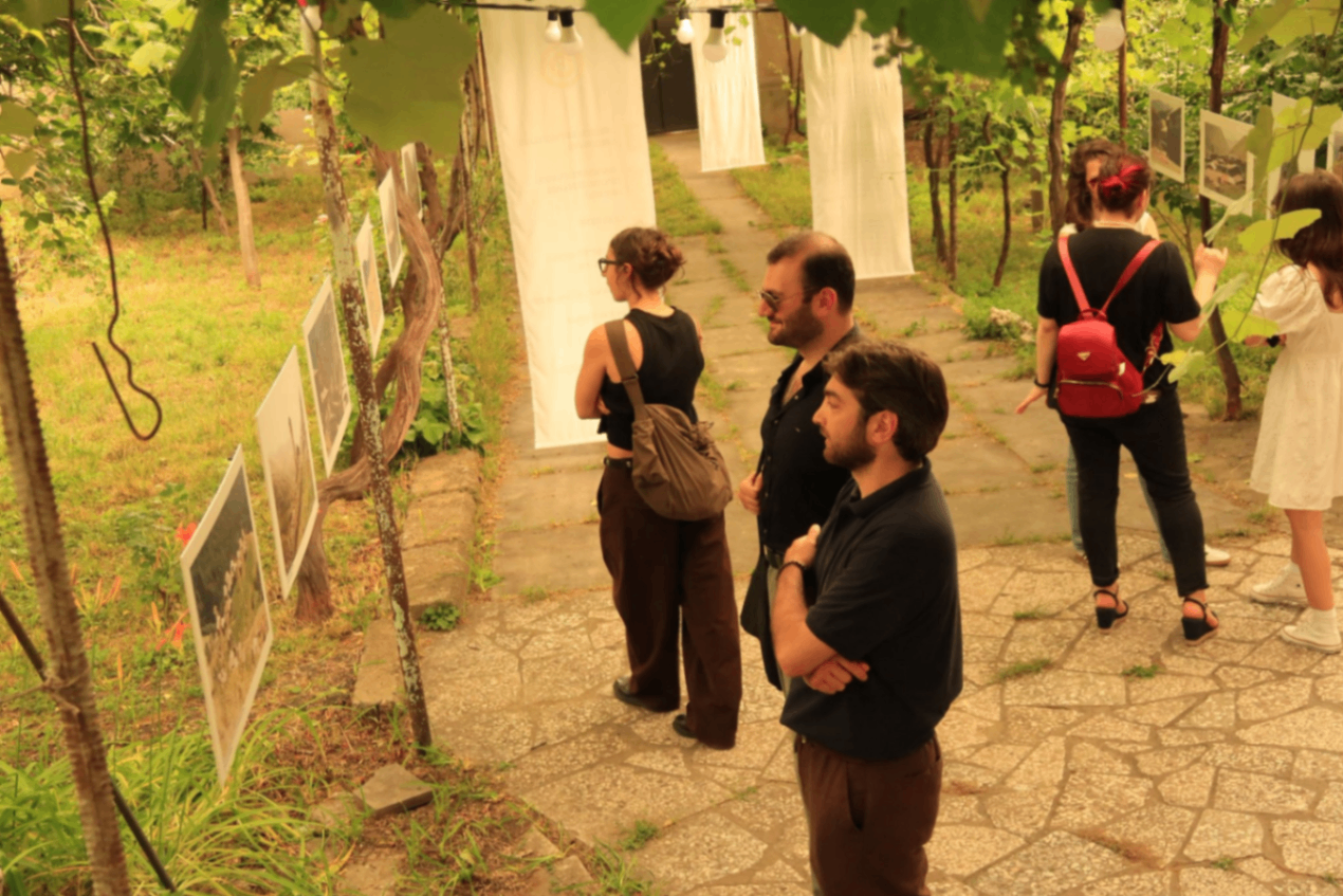 Wide view of the courtyard during the lecture evening